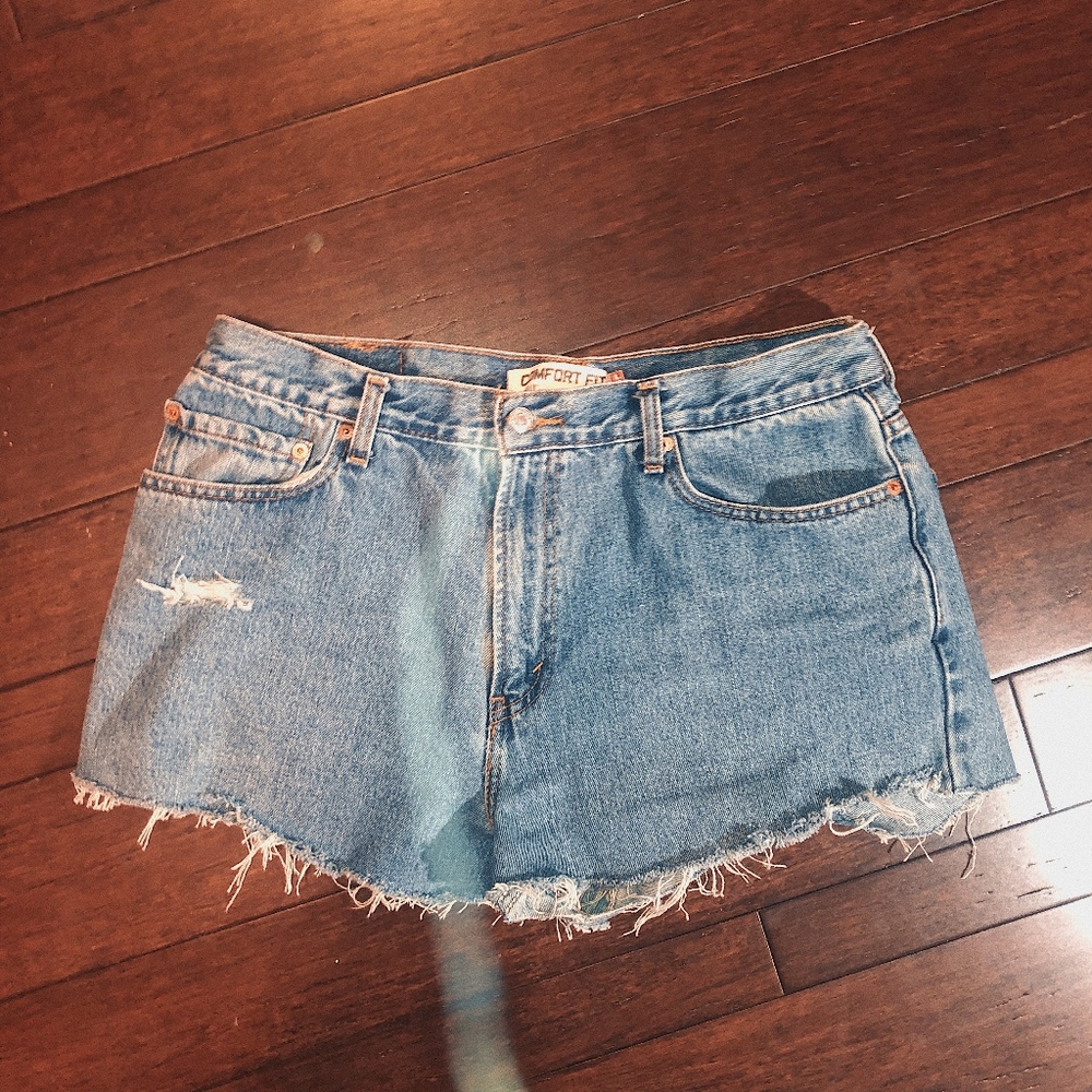 High waisted| Levi Shorts | Distressed | 560 - Picture 3 of 6